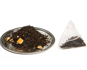 plato con te a granel junto a pirámide